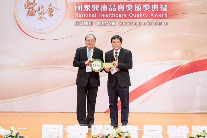 林口長庚醫院實驗動物中心榮獲卓越中心獎,由邱政洵副院長(右)代表領獎,頒獎人為醫策會蔡森田副董事長(左)。圖/長庚醫院提供