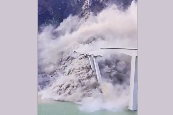 山體滑坡？四川阿壩馬爾康紅旗橋突發垮塌　幸無傷亡