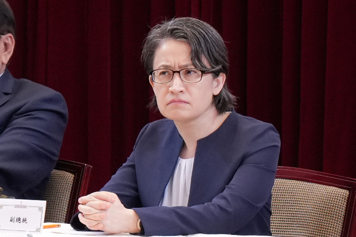 蕭美琴在總統府記者會中全程未發言，不過從入場至結束明顯臉色鐵青、眉頭緊鎖。圖/記者陳思豪攝