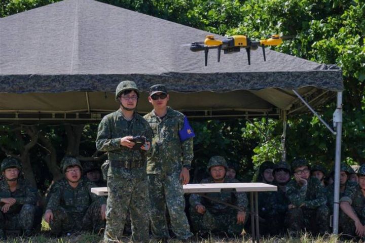 陸軍109旅教召員實際學習多軸無人機。圖/取自《青年日報》