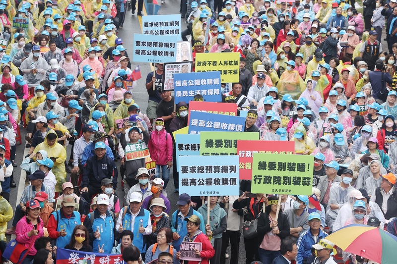 與立法院一牆之隔的青島東路24日封街數百公尺，國民黨號召各地民代及原住民、農民和醫護團體逾千人到場抗議。圖／中央社