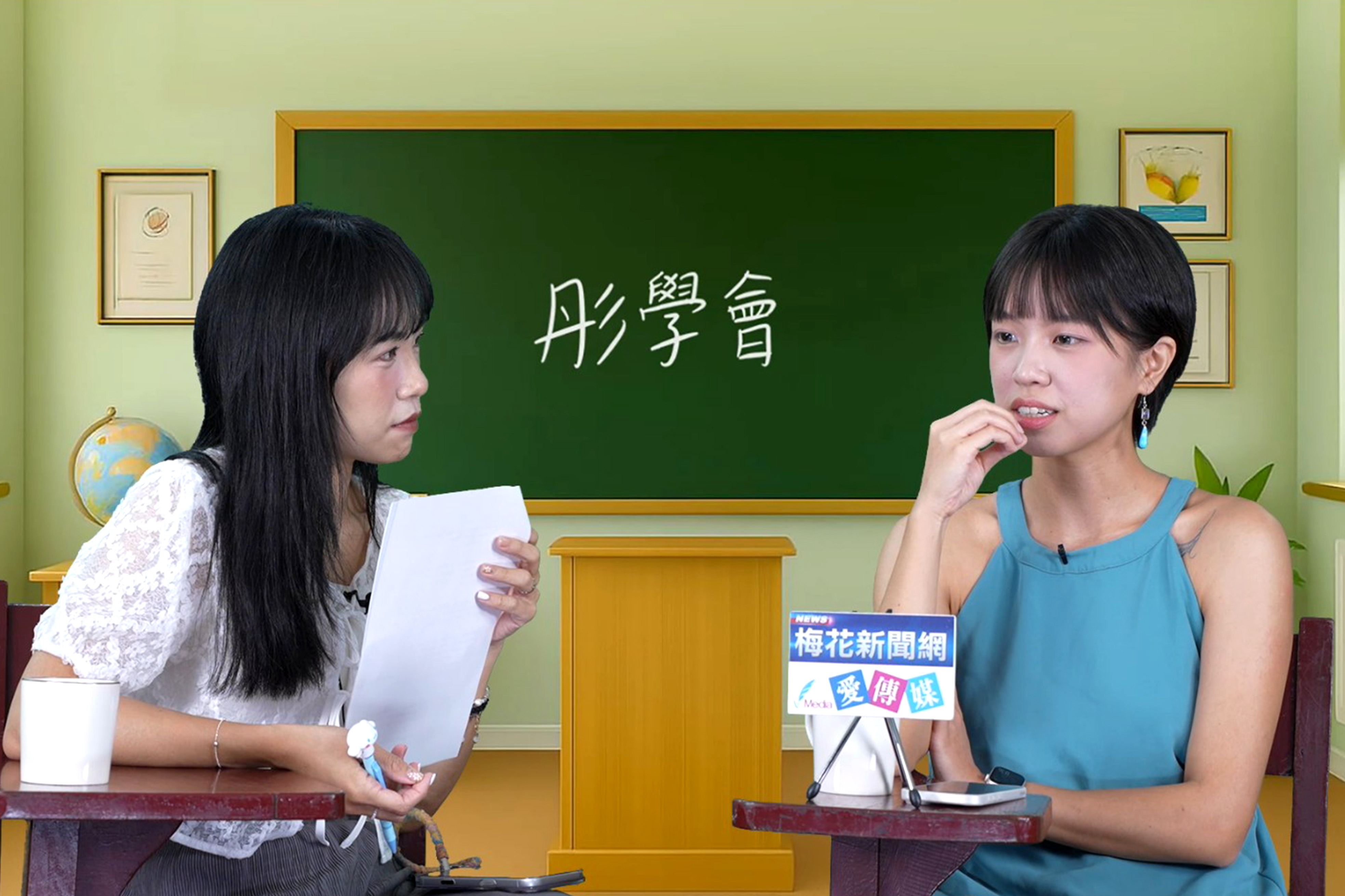 《梅花新聞網》製作、民眾黨發言人張彤（左）主持的政論節目《彤學會》31日邀請到竹北市長參選人邱臣遠辦公室發言人黃心愉（右）登上節目。圖/記者蔡昕蓉攝