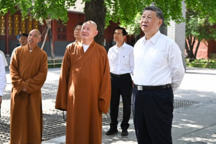習近平5月曾特別奔赴洛陽白馬寺，當時印樂法師（最右）是接待人之一，是當天少數與習近平合影的和尚。圖/取自新華社
