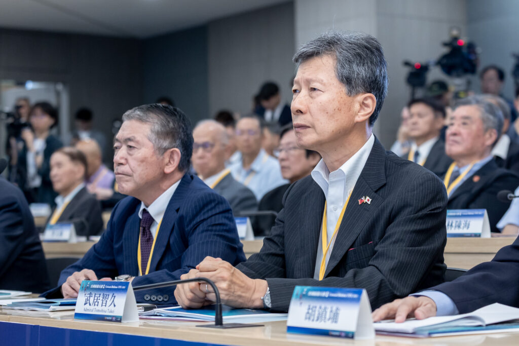 圖為日本前統合幕僚長武居智久（右），參加本次台海防衛兵推會議。圖／取自台北政經學院基金會