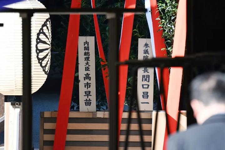 人民日報「鐘聲」批高市「撕下和平偽裝」　揭靖國神社拜的不是神　警告日本再軍事化