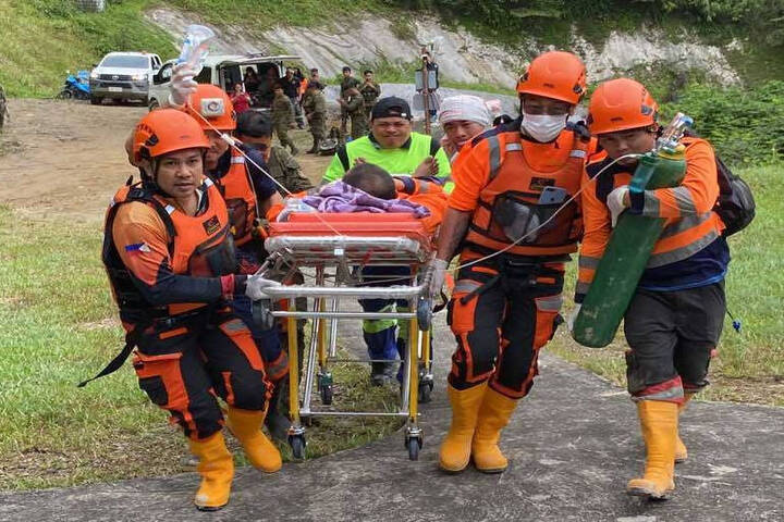 菲律賓空軍在現場協助搜救。圖/取自菲律賓空軍官方《推特》