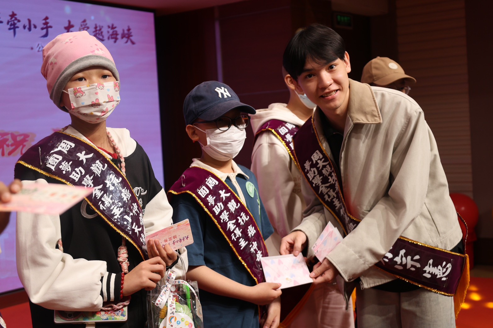 周大觀文教基金會頒發「抗癌圓夢助學金」予10位大陸抗癌小鬥士,用行動落實「兩岸一家.讓愛起飛」。圖/周大觀文教基金會提供