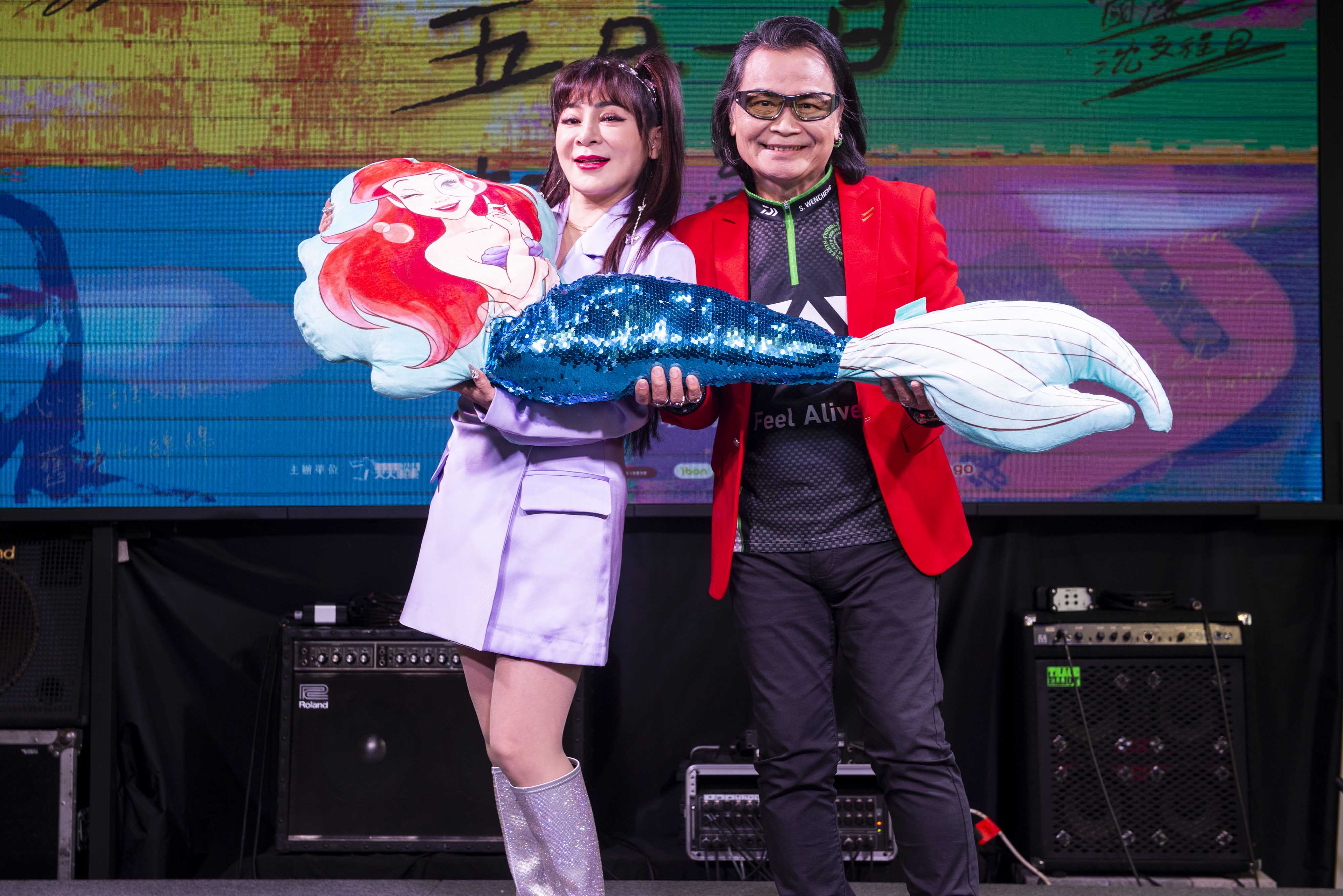 沈文程5/1加開台北場演唱會，王彩樺送上美人魚抱枕希望他抓住幸福。圖/大大娛樂提供