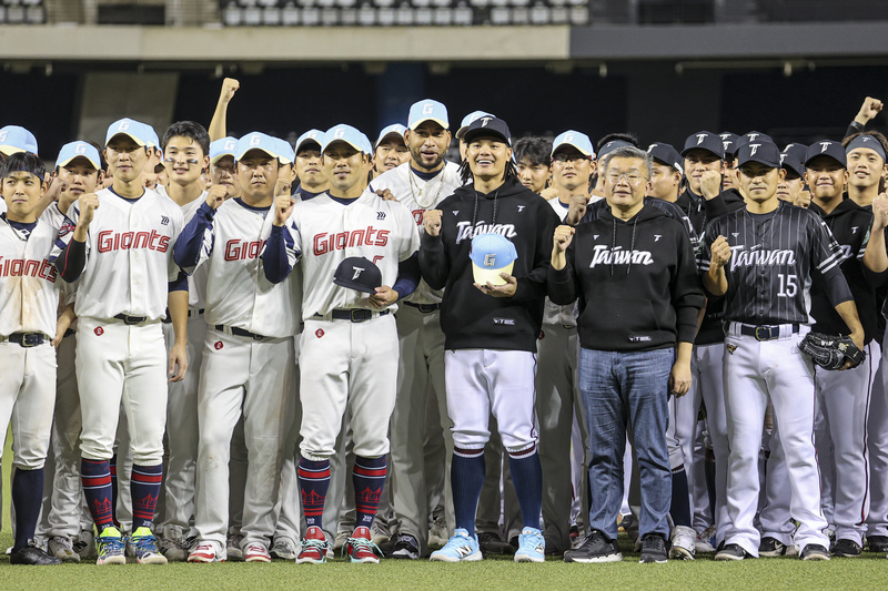 世界棒球經典賽資格賽（WBCQ）中華隊與韓職樂天巨人隊12日起連續2晚在台北大巨蛋進行交流賽，台灣取得2連勝，13日賽後雙方在場中交換球帽，合影留念。圖/中央社