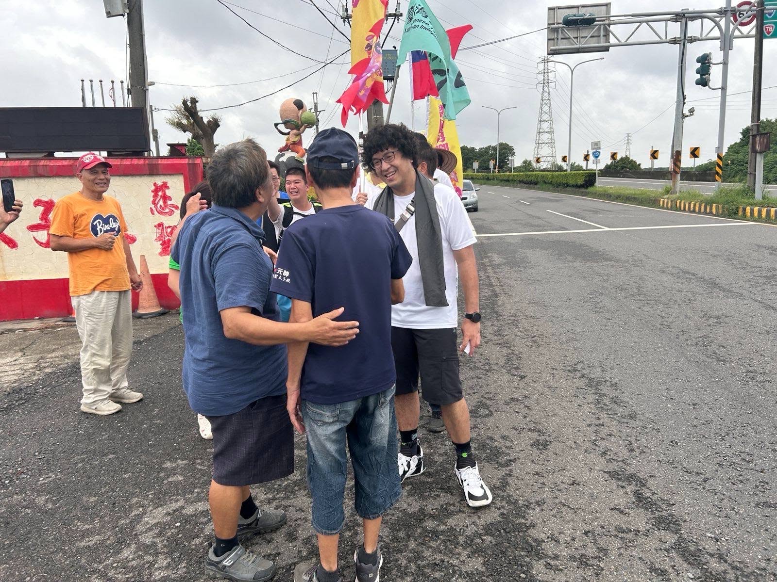 圖為沈伯洋(面對鏡頭者)去年為「大罷免」全台跑透透。圖/取自沈伯洋臉書