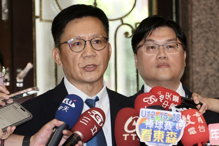 台師大女足抽血案，擬撤銷周台英教練證 ，教育部次長張廖萬堅（左）說明相關情況。圖/中央社