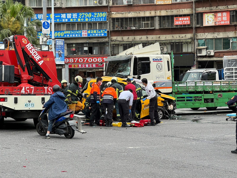 內湖一輛計程車高速闖越紅燈路口，與對向車輛碰撞造成事故。圖/中央社