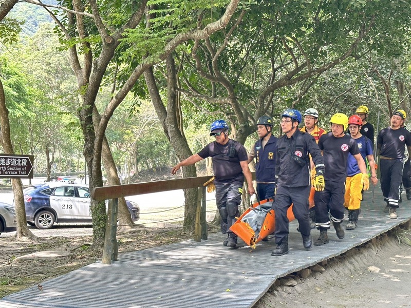 太魯閣國家公園得卡倫步道有遊客遭落石砸中，其中3人死亡，目前遺體已搬運下山。圖/ 中央社