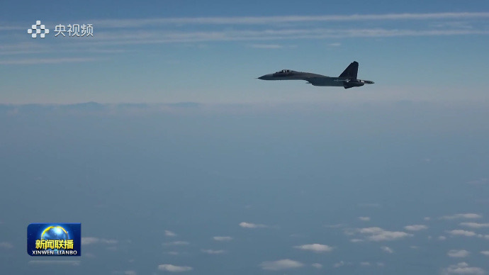 共軍圍台軍演近年已常態化,圖為央視發布視頻顯示,共機似在台島周邊巡視,遠處為台灣中央山脈。圖/取自央視
