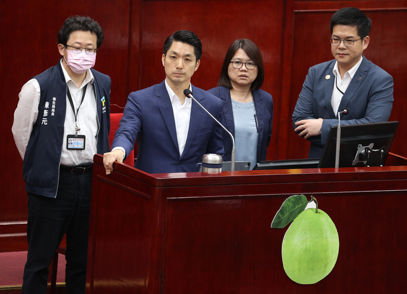 有議員質詢寶林中毒案處理情形，衛生局長陳彥元（左）、台北市長蔣萬安（左2）答詢相關問題。圖/中央社