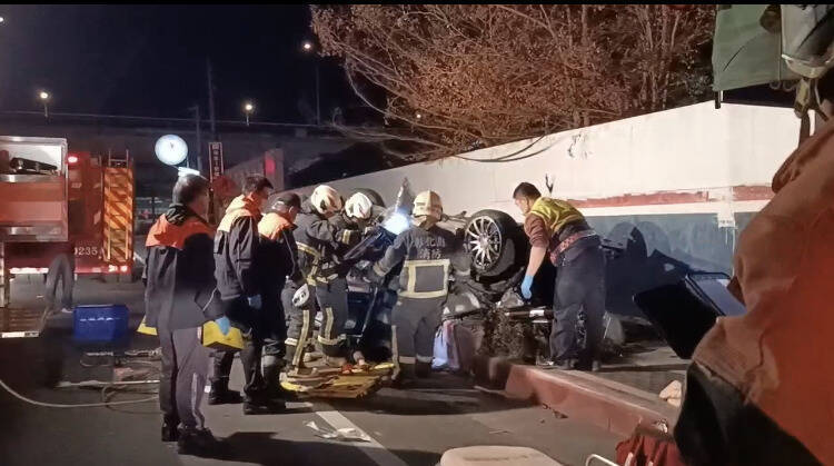 公路飆速翻車駕駛卡車內　3友人脫困「無力營救」看著他死