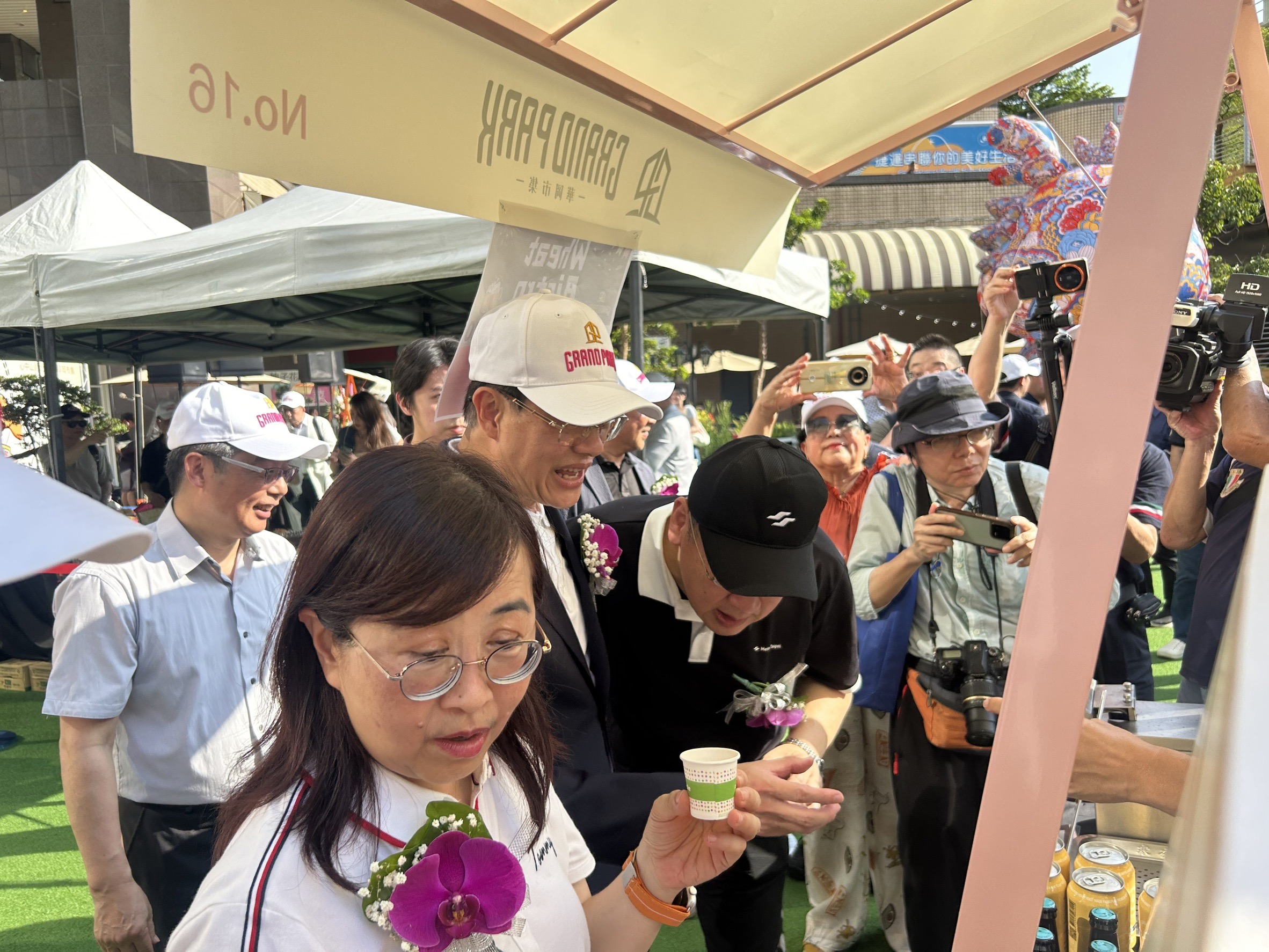 台北市副市長林奕華（前）、立法委員羅明才（中）等人到攤位試喝啤酒。圖/羅心妤攝