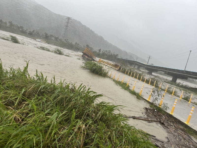 颱風康芮來襲，花蓮縣山區等地有局部大豪雨或超大豪雨，31日暴漲的秀姑巒溪溪水把富里鄉明里便橋沖毀、卓富大橋下水面已逼近橋面。圖／中央社