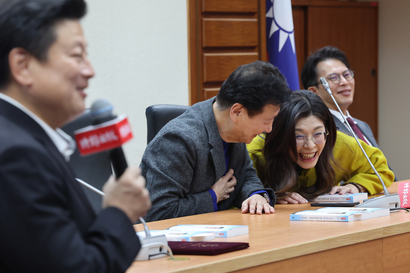 中廣前董事長趙少康（左2）20日在立法院舉行自傳回憶錄「七十少年：趙少康的時代現場」新書發表會，活動中與國民黨主席鄭麗文（右2）互動熱絡。圖左為國民黨立院黨團總召傅崐萁上台致詞。圖/中央社