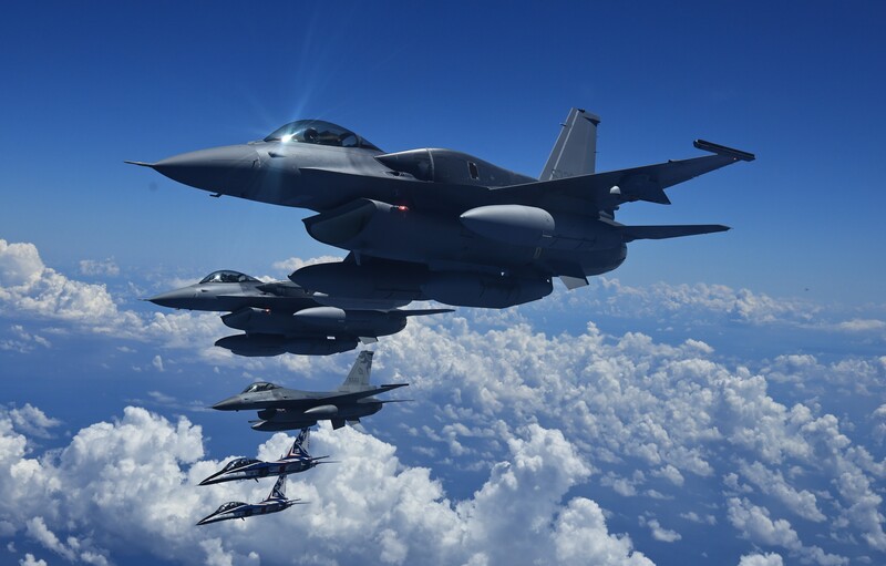 空軍大陣仗迎接F-16V Block70（前兩架）飛抵台灣，彰顯美國長期支持台灣提升自我防衛能力。圖/國防部提供