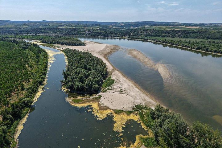 歐洲持續遭遇高溫與乾旱，多瑙河水位下降，大面積沙洲與河床裸露。圖為塞爾維亞境內多瑙河景象，低水位已開始影響沿岸航運與能源設施。圖／Wikimedia Commons