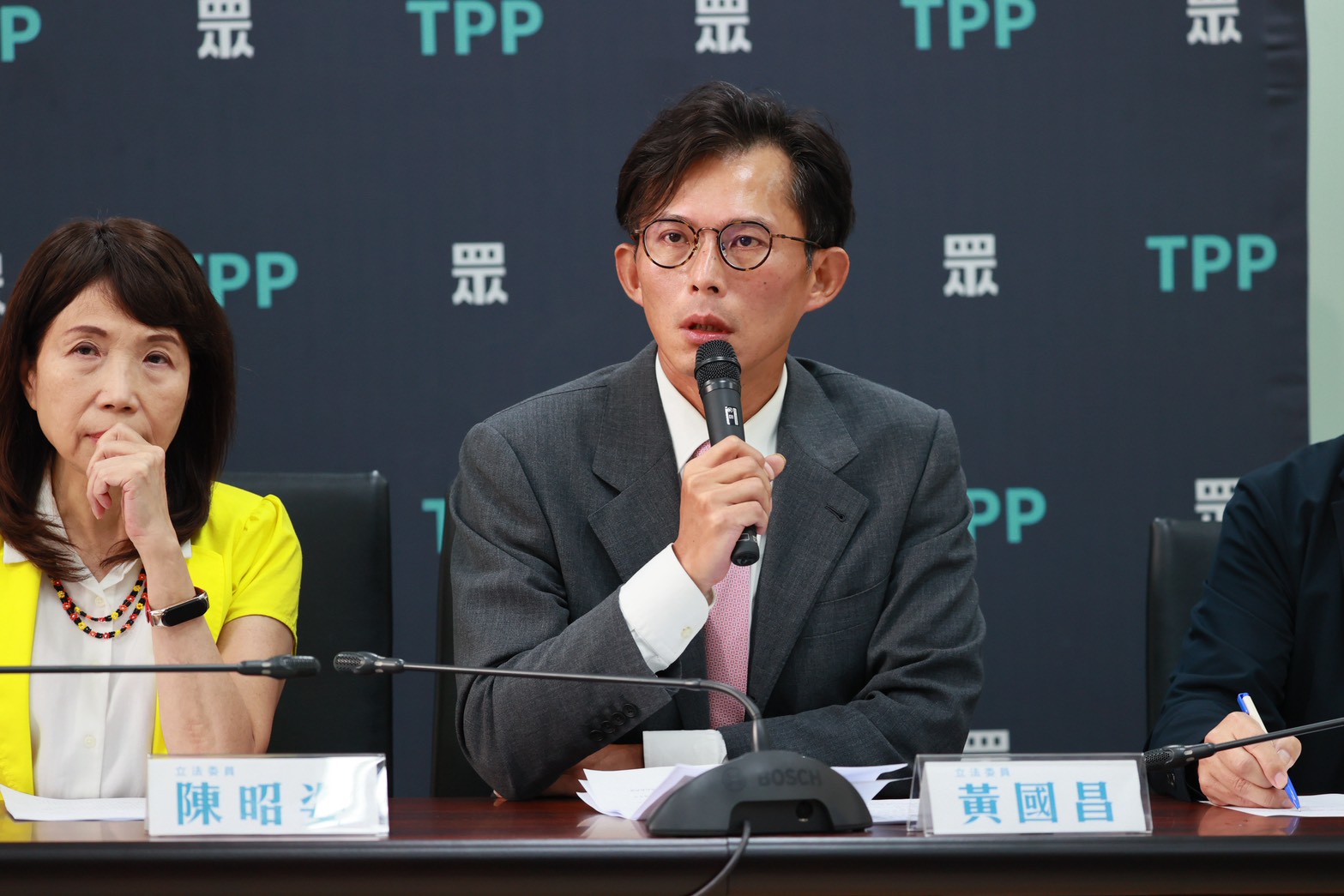 民眾黨團總召黃國昌(中) 7日呼籲總統賴清德今年國慶文告回應人民期待，做全民總統。圖/民眾黨團提供
