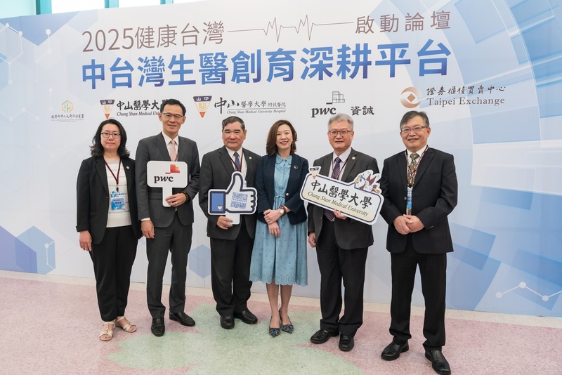 衛福部政務次長林靜儀（右三）被批魚目混珠，用不同品牌價格糊弄人民。圖/中央社