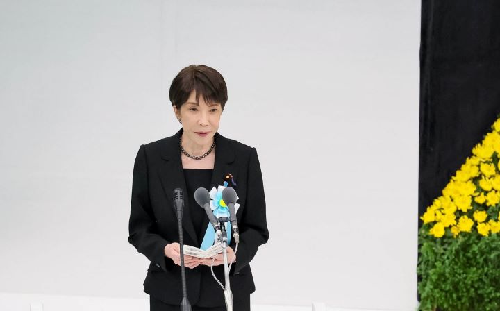 日本首相高市早苗8月15日出席全國戰歿者追悼式。她當天未親赴靖國神社，而是在武道館附近朝神社方向遙拜，並以自民黨總裁身分自費奉納玉串料 (祭祀費)。圖／取自高市早苗X