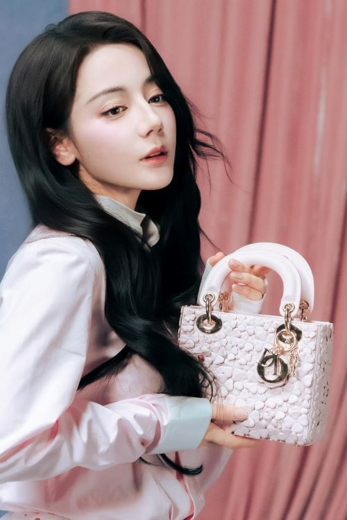 中國大陸一線女星迪麗熱巴無法在巴黎時間3月3日抵達，因此只能缺席DIOR大秀。圖/取自迪麗熱巴工作室