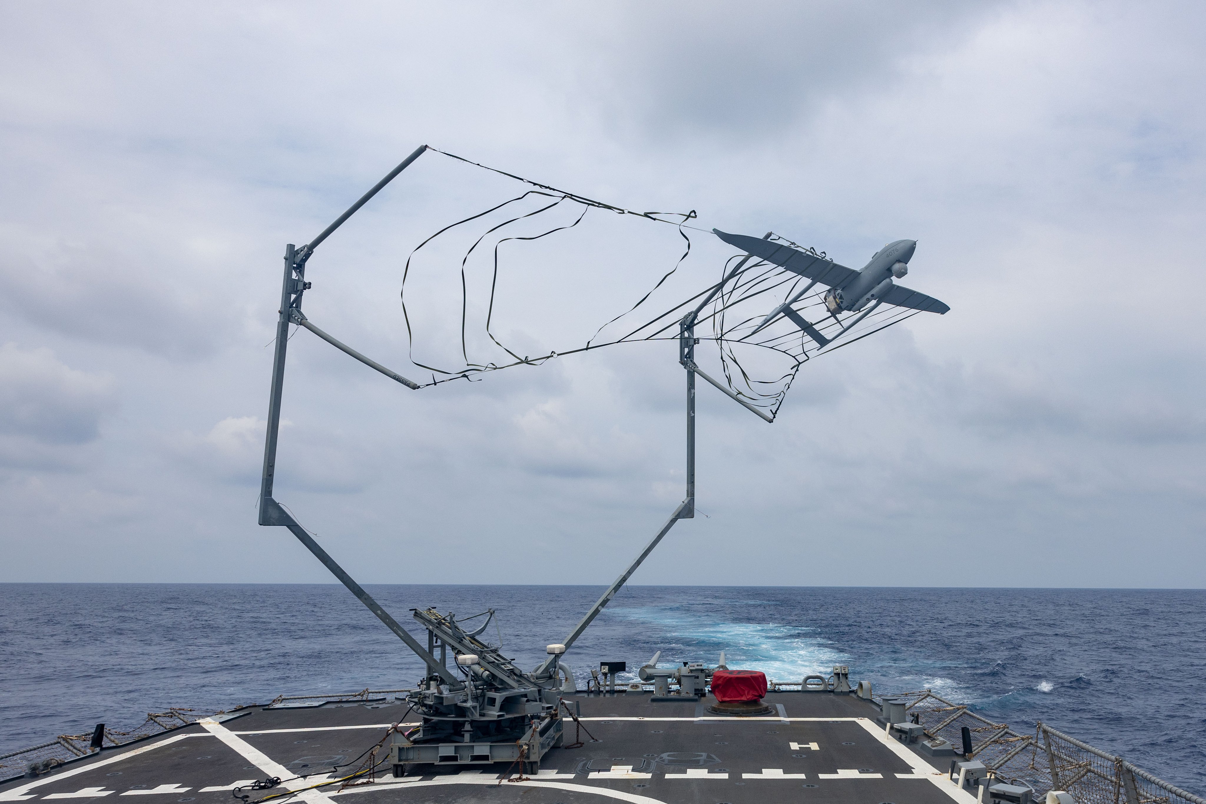 圖為美軍一架 Mark 4.7 型無人機從希金斯號航空母艦 (DDG 76) 發射。圖/取自X @USNavy