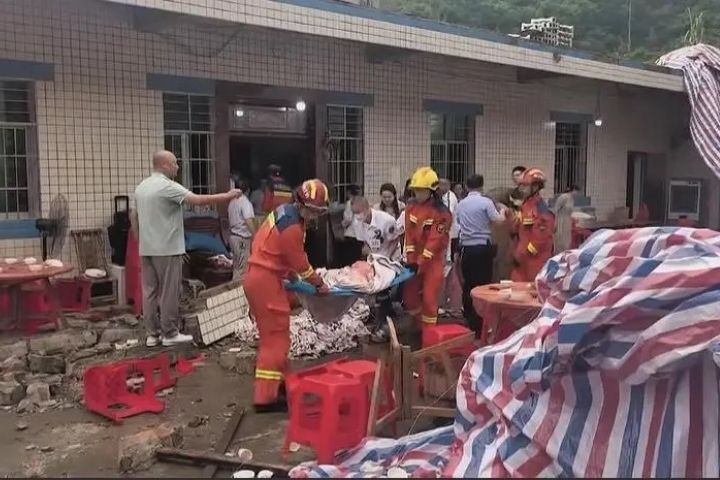 5死17傷！四川升學宴雨棚積水　牆體倒塌釀悲劇