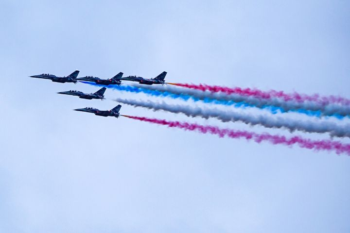 國慶空中預演登場！多型軍機展英姿　雷虎小組彩煙壓軸飛越總統府