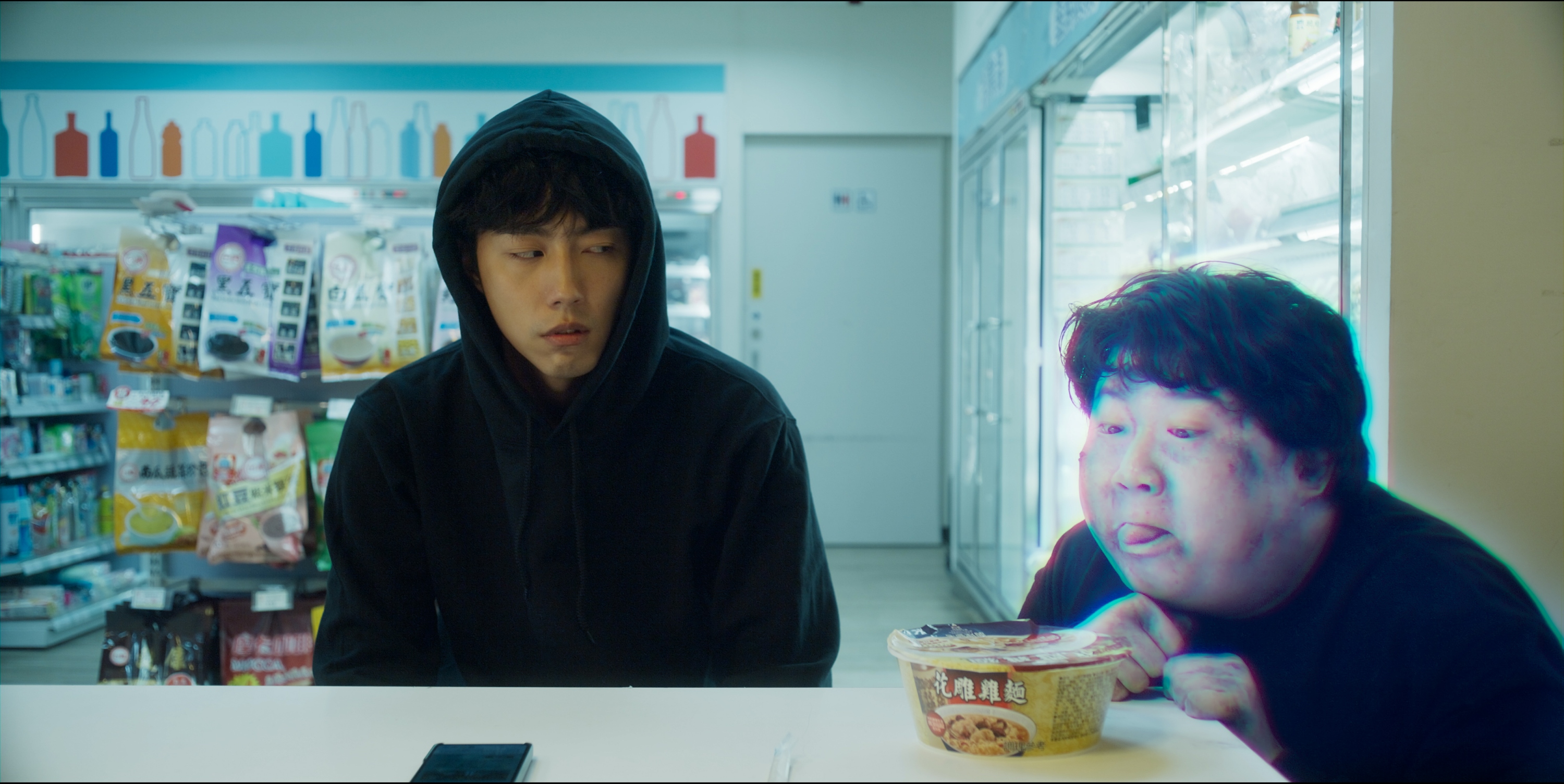 蔡凡熙（左）在《幸福房屋事件簿》中飾演聞得到阿飄的通靈少年，常有孤魂野鬼找上門求助讓他很困擾。圖/逆光電影股份有限公司提供