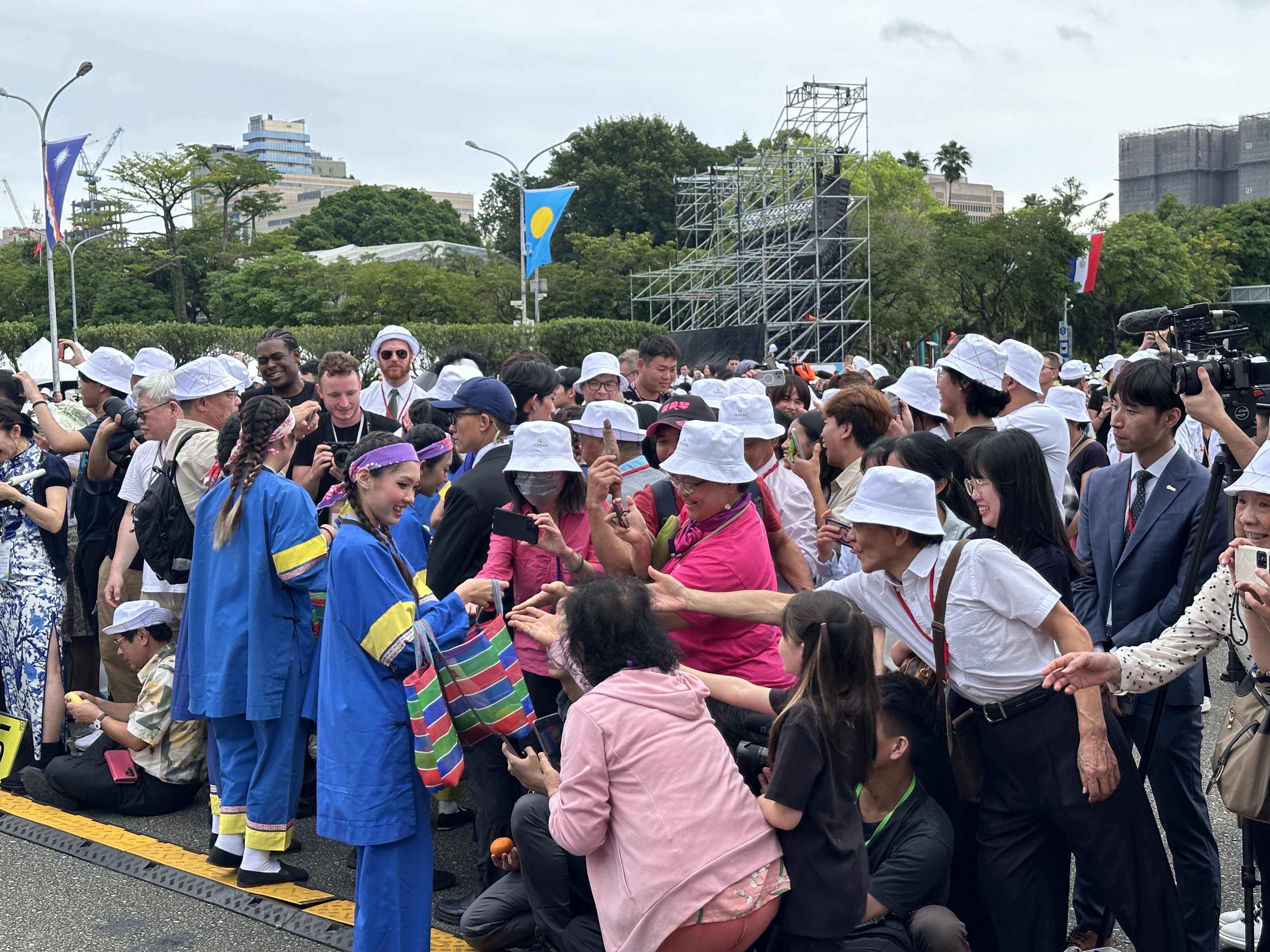 紙風車劇場帶來客家風格的演出，演員的身上也穿著有客家色彩的衣服。圖/陳思豪攝