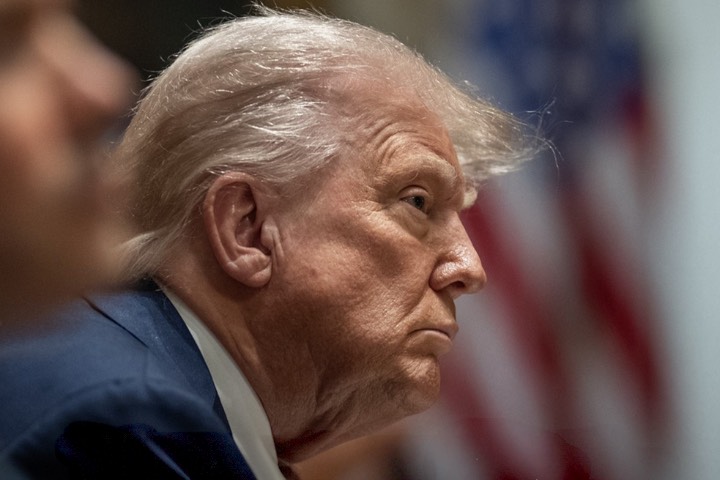 美國總統川普12日宣布，即刻對任何與伊朗有商業往來的國家課徵25%關稅。圖/取自白宮臉書