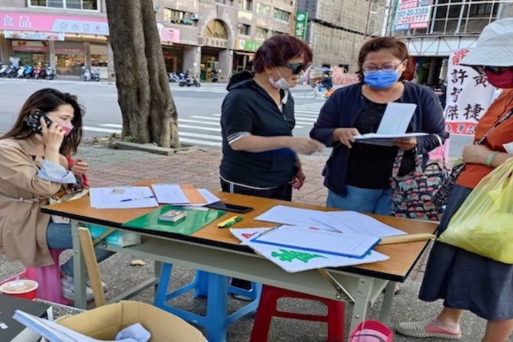 「高雄雙罷劫」團體13日宣布撤案，因為罷免民進黨立委黃捷、許智傑的連署皆未達標。圖為之前罷團在高雄街頭一角連署。圖／取自高雄雙罷劫臉書