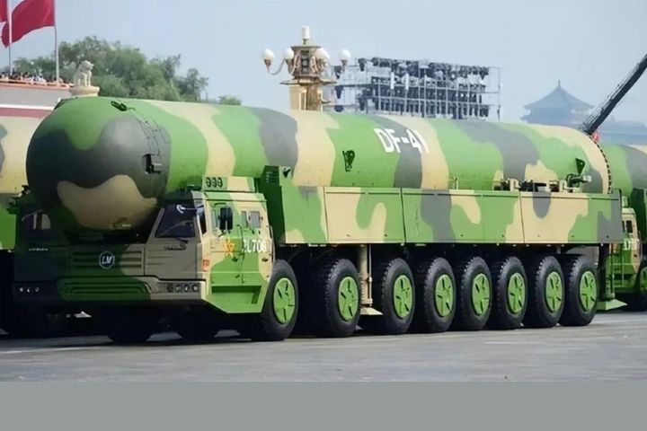 大陸的陸基核力量，包括東風-41洲際飛彈，採用重型底盤的高機動越野車發射移動。圖/取自騰訊網
