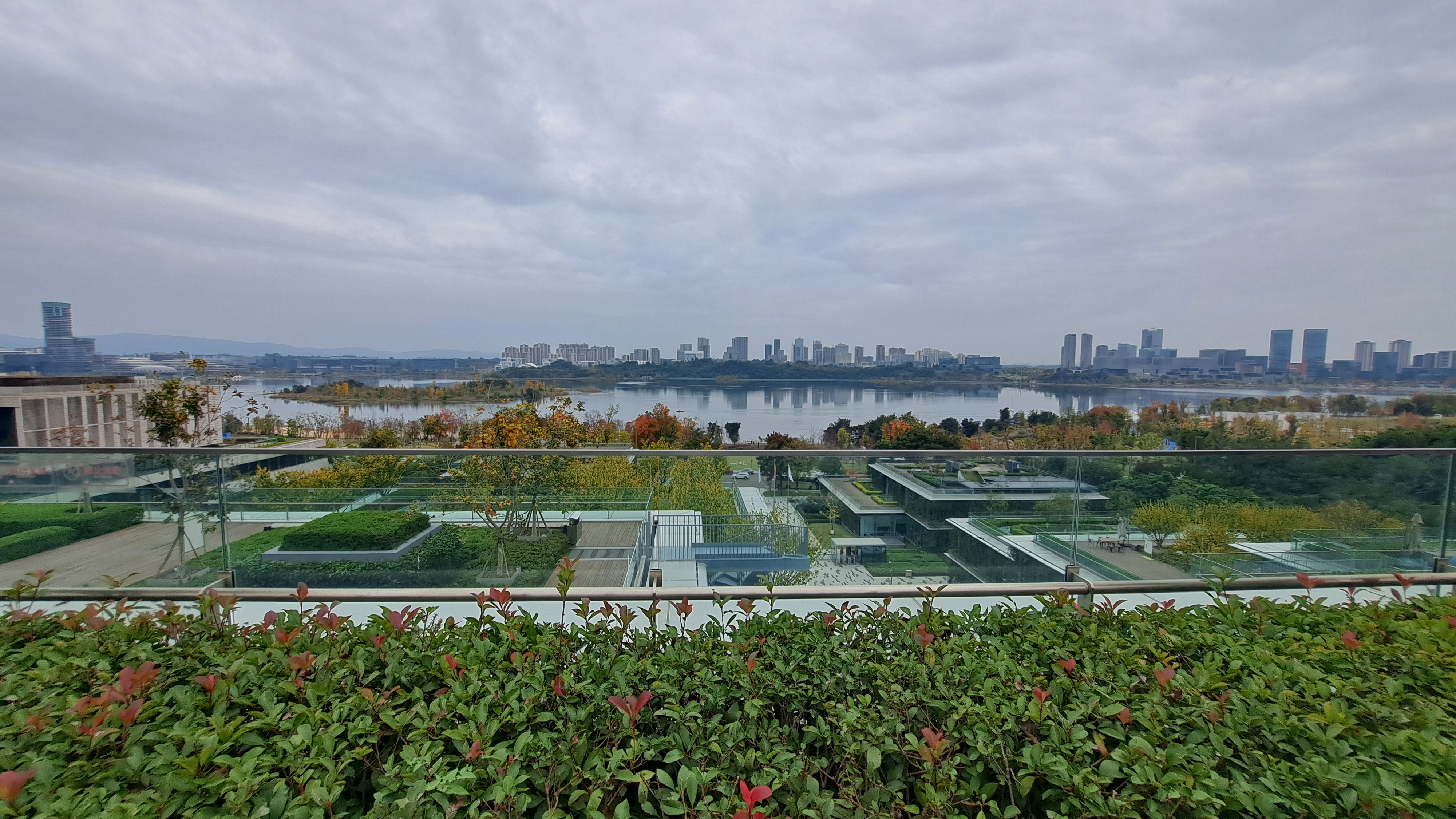 中國建築集團在成都興隆湖畔打造西南最大的綠建築。圖/記者宋秉忠攝