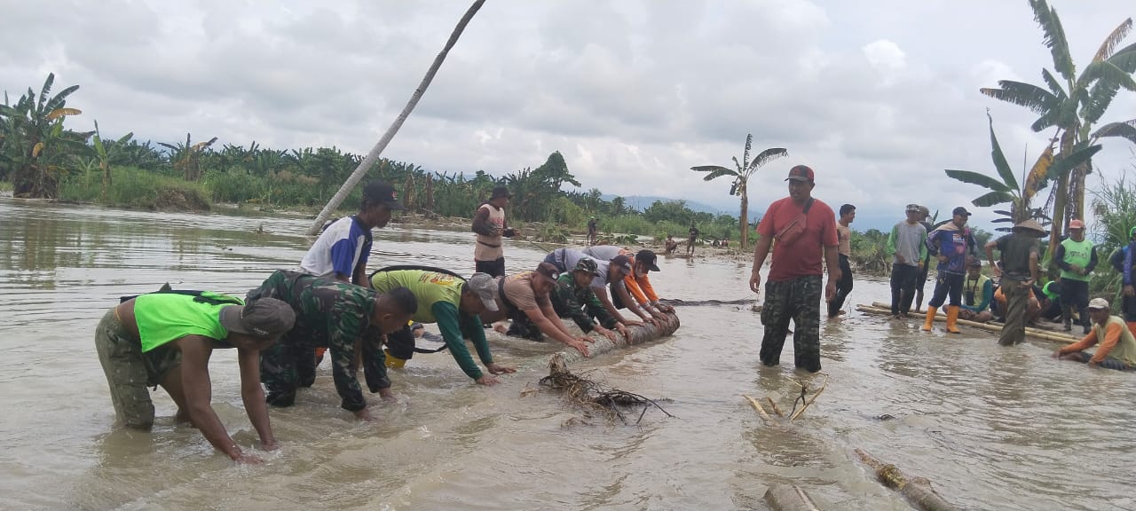 救災人員協助移除泥水中的倒木。圖取自KODIM 1403 PALOPO官方《推特》