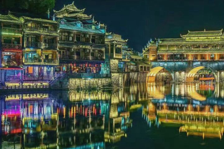 鳳凰古城2024年接待遊客突破2000萬人次,旅遊收入超過190億元人民幣。圖/取自背囊友微博