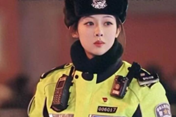 26歲、175CM  北京最美交警撞臉演員楊紫  爆紅網路　