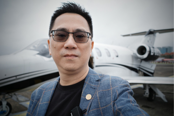 486先生曬松指部搭機照　嗆王鴻薇「有什麼奇怪」　PTT：有特權？