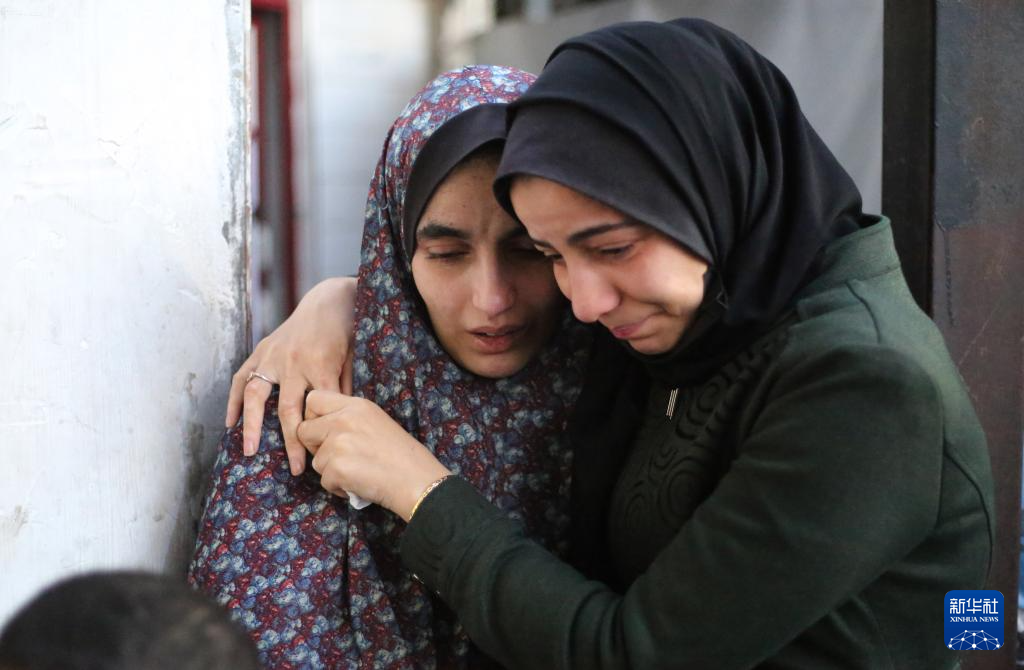 圖為2月在加薩南部城市拉法，巴勒斯坦人正悼念罹難親友。圖/取自新華社