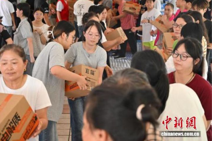 7月18日,重慶彭水民眾接力搬運救援物資。圖/取自中新網