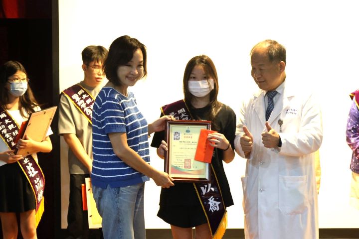   高醫附設中和紀念醫院副院長陳芳銘（右）見證抗癌鬥士勇敢面對生命、追尋夢想的過程。圖/周大觀基金提供