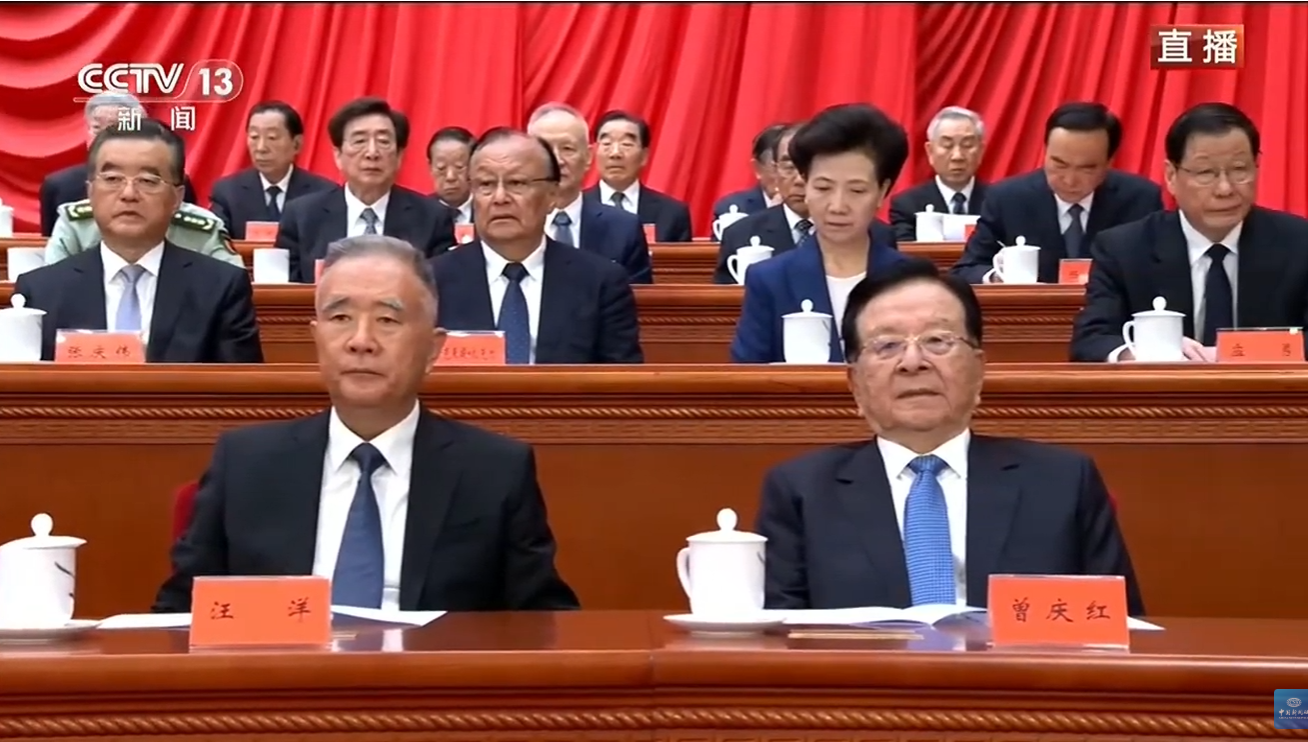 江澤民擔任總書記時的最重要幕僚非曾慶紅(右)莫屬,早自上海市委書記任內,曾慶紅就跟著江澤民,上京後出任中辦主任、中組部長,2007年退下前為政治局常委、中央書記處書記。圖/取自央視