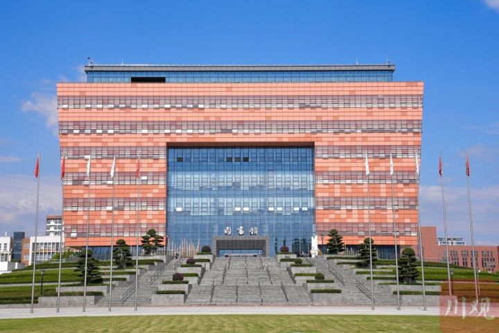 成都大學圖書館建築上寬下窄，形似傳統「鬥」，在校園樓宇間格外搶眼。圖/取自《川觀新聞》