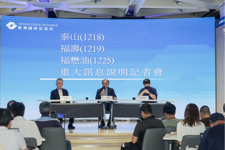 泰山董事長劉偉龍（後左）、福壽董事長洪堯昆（後中）、福懋油董事長吳星澄（後右）24日下午在證交所共同召開重訊記者會，說明近期問題油品事件相關處理規劃。圖/中央社