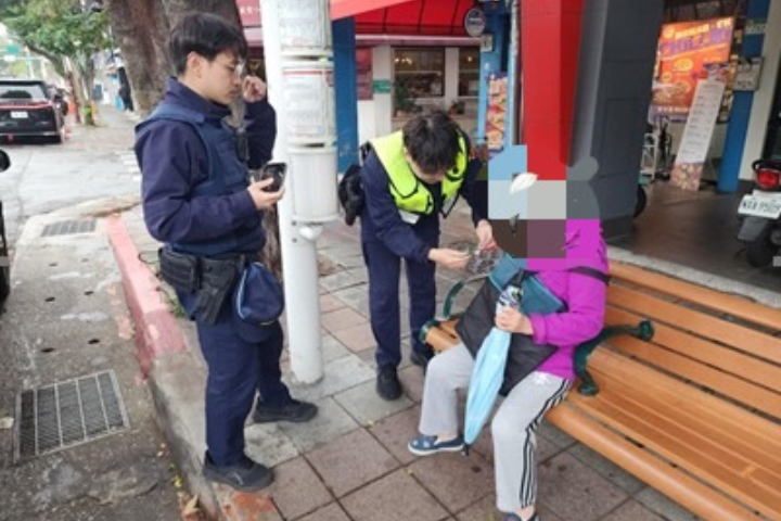 士林分局天母派出所警員協助迷途長輩儘速找到平安返家之路。圖/士林分局天母派出所提供