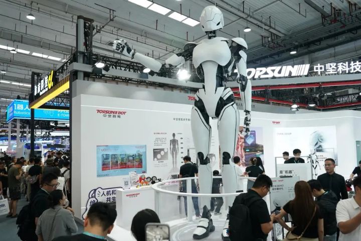 8月19日,觀眾在2026世界機器人大會參觀。圖/取自新華社